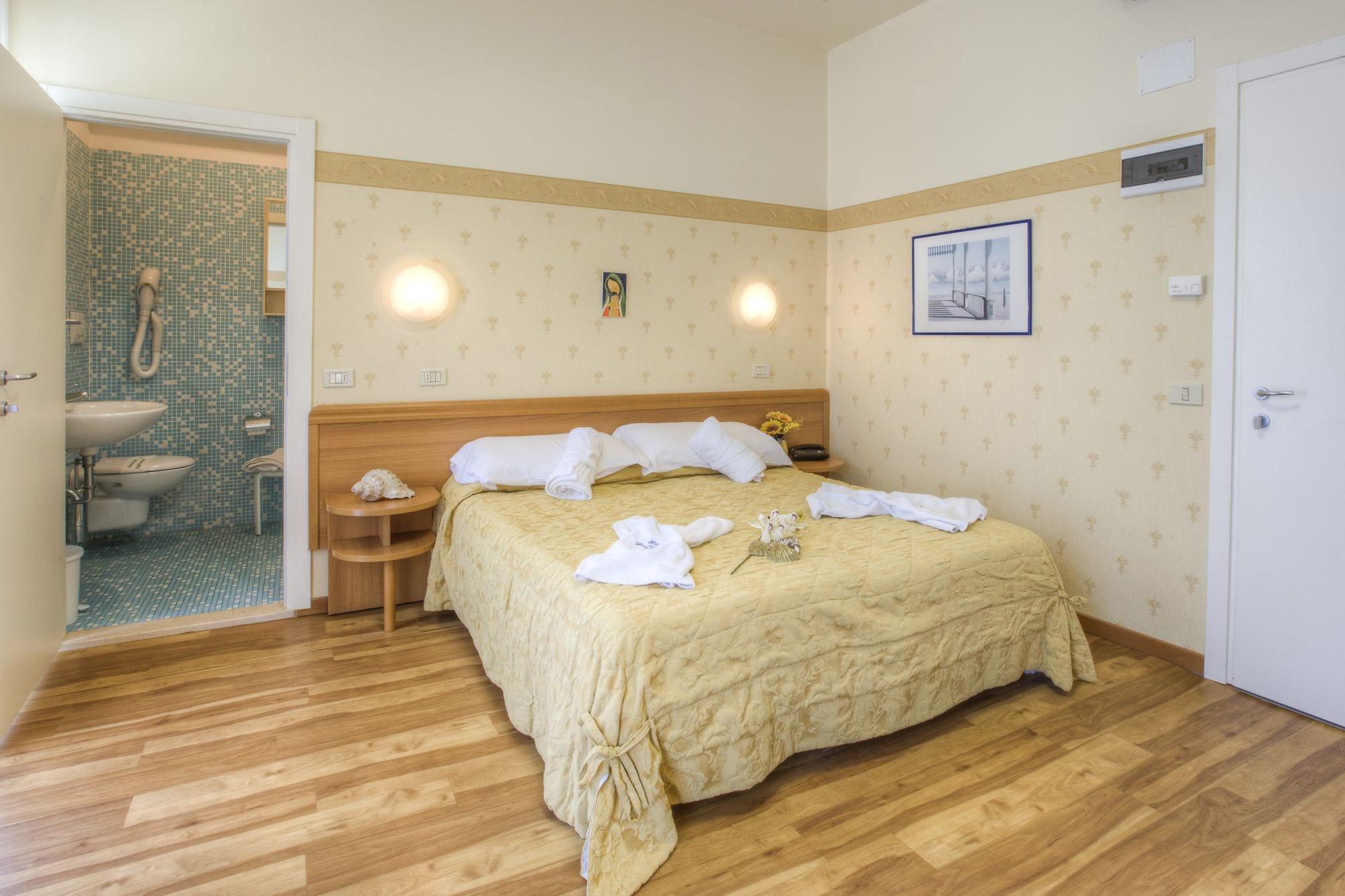 Hotel San Francisco Spiaggia Rimini Esterno foto